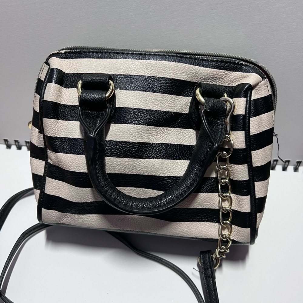 Betsey Johnson black and cream stripe crossbody bag with big sequin bow - Picture 2 of 6
